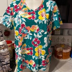 R womens Kim Rogers casual floral short sleeve stretch plus size top 1X. EUC